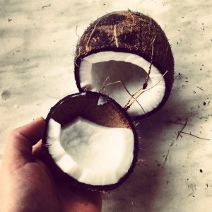 Öffnen einer Kokosnuss - Trick