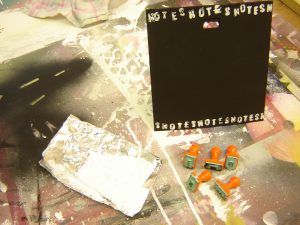 Upcycling alter Kalender wird zum Notizboard