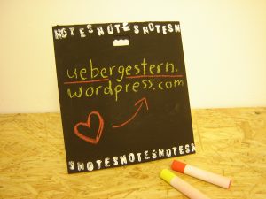 Upcycling alter Kalender wird zum Notizboard