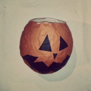 DIY Kürbis aus Pappmache für Halloween