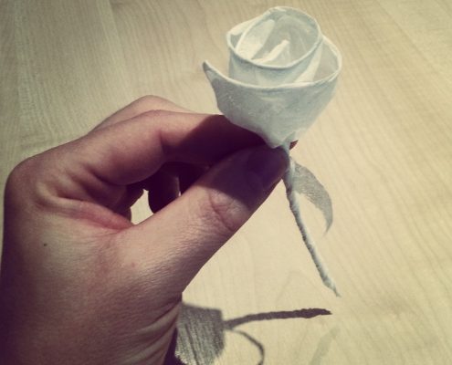 Rose aus einem Taschentuch falten