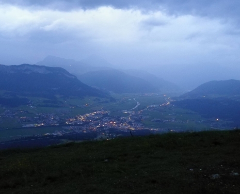 Sonnwendfeuer in Tirol - Berge in Flammen