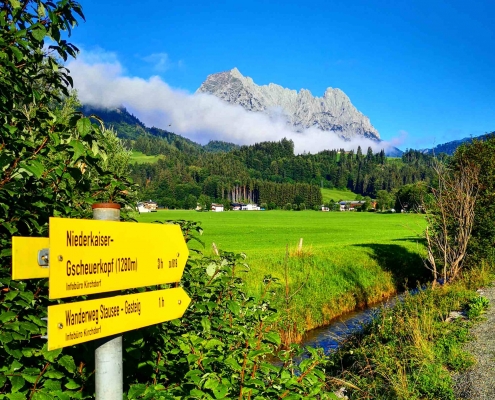 Wanderwegschild mit Wilder Kaiser in Kirchdorf in Tirol