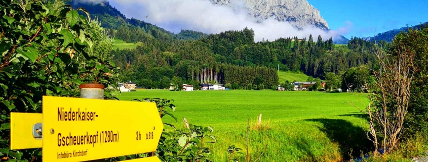 Wanderwegschild mit Wilder Kaiser in Kirchdorf in Tirol