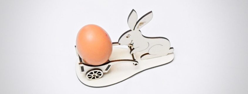 Hase mit Wagen für Ostern